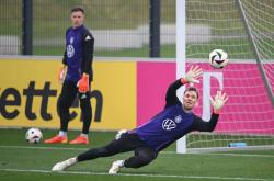 爱游戏-欧冠比赛中一名球员意外伤退(欧冠比赛中一名球员意外伤退场)