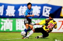 爱游戏官网-大连实德前锋助攻得分，帮助球队取得宝贵三分(前大连实德足球队队员,曾有“中国第一前锋”之称)