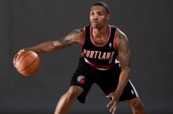 爱游戏体育下载-利拉德展现三分神技，开拓者队豪取篮球胜利