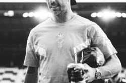 包含球星苏亚雷斯再次破门，引领球队获胜的词条