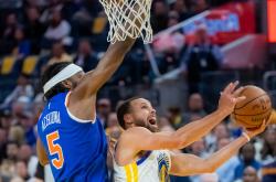 爱游戏中国官网-NBA球员巅峰对决，最终胜出