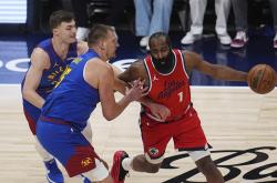 爱游戏在线-包含热火逆转步行者，东部半决赛盘踞领先位置的词条