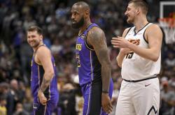 爱游戏网页版入口-湖人战胜掘金，詹姆斯单场砍下27分8篮板8助攻的简单介绍