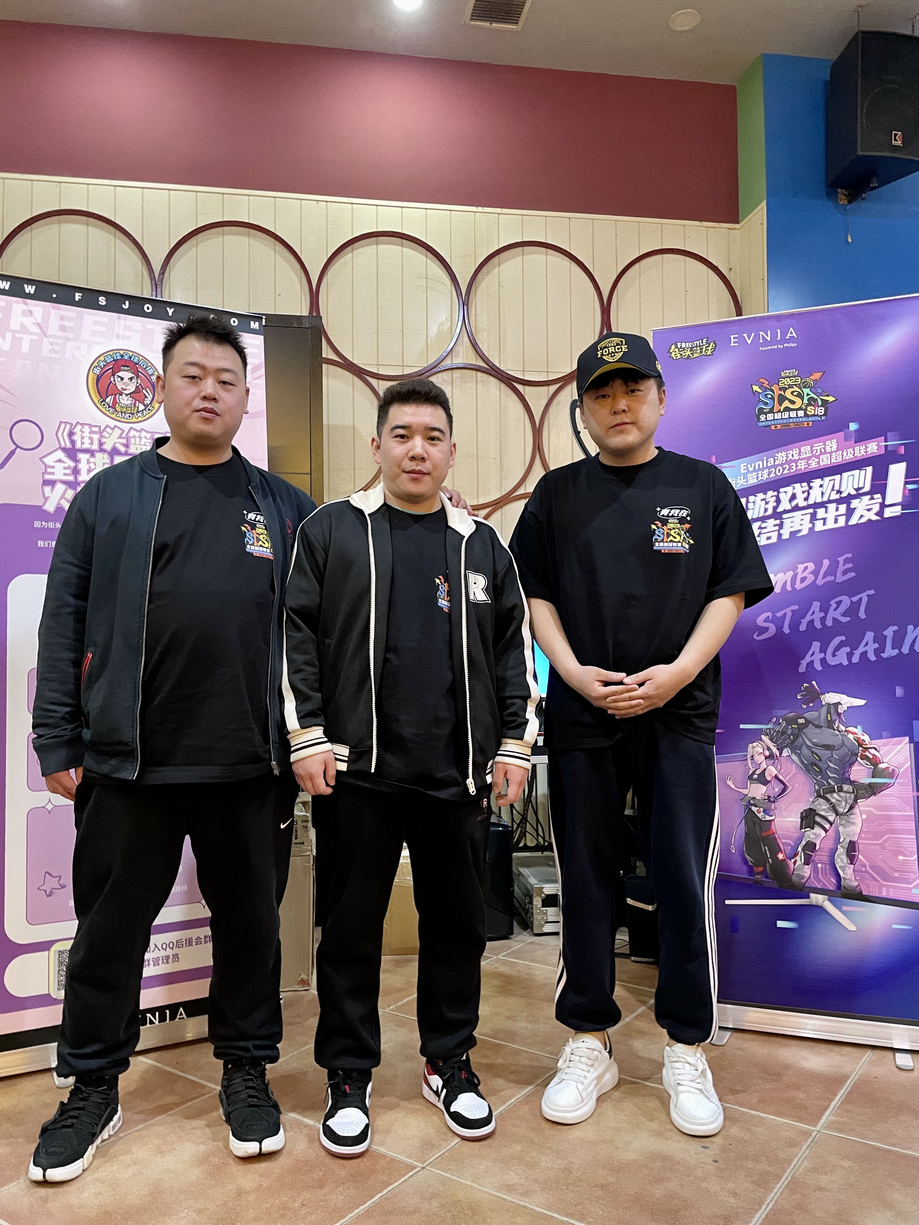 包含球场上的巅峰对决：各队经历磨炼，展现出最强实力的词条