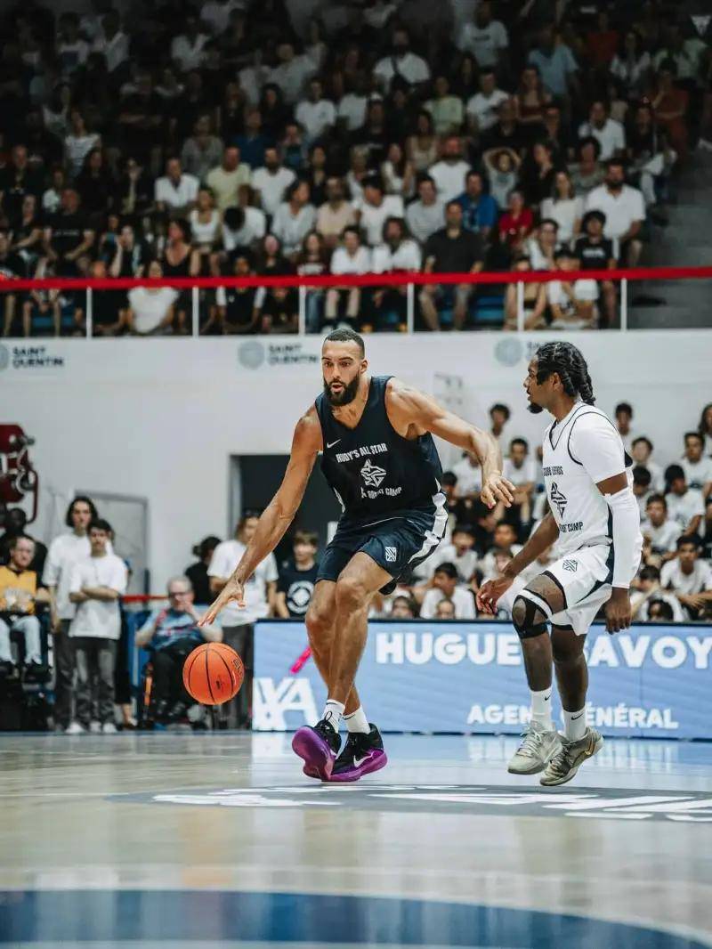 包含爵士主帅斯奈德盛赞鲁迪-戈贝尔：他是联盟最顶级的防守球员之一的词条