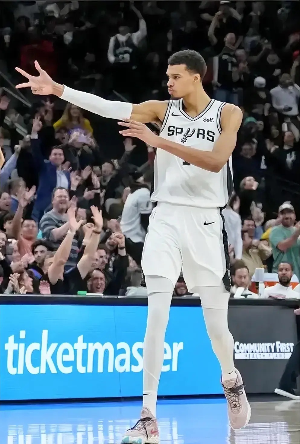 包含爵士主帅斯奈德盛赞鲁迪-戈贝尔：他是联盟最顶级的防守球员之一的词条