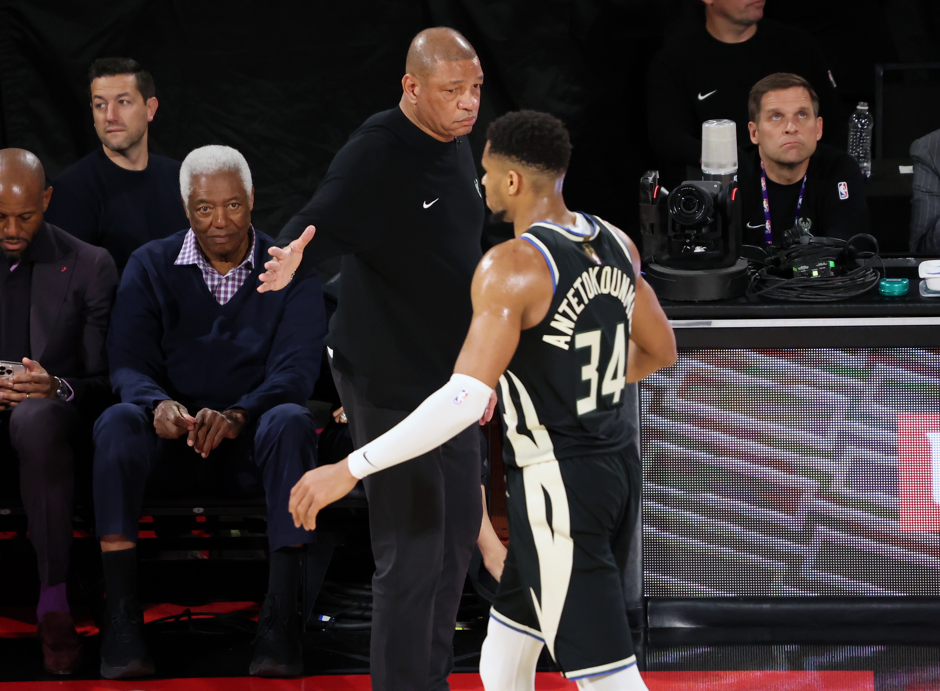 雄鹿主场取胜，字母哥表现火爆再度引人瞩目