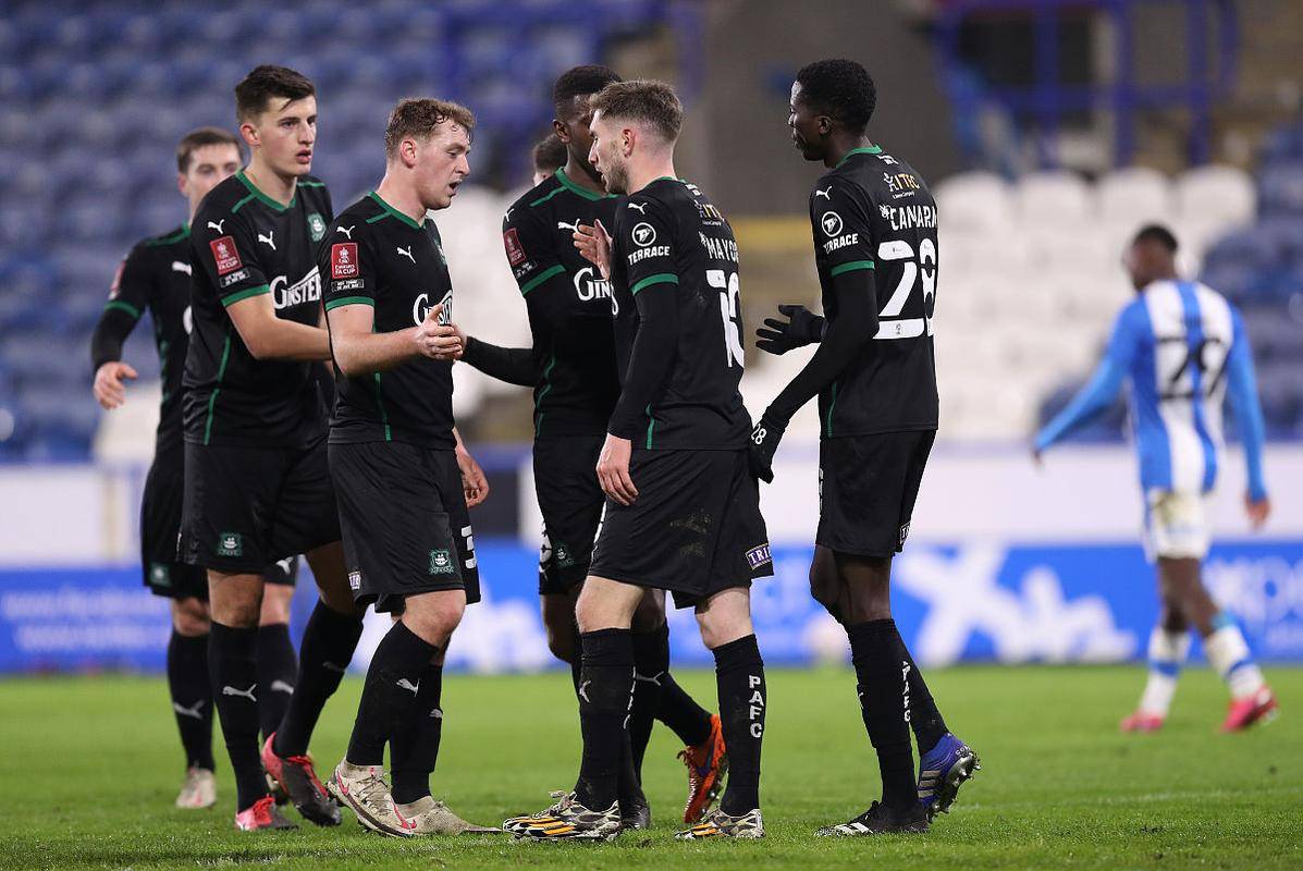 包含柏林赫塔晋级德甲联赛榜首，稳坐不动的词条