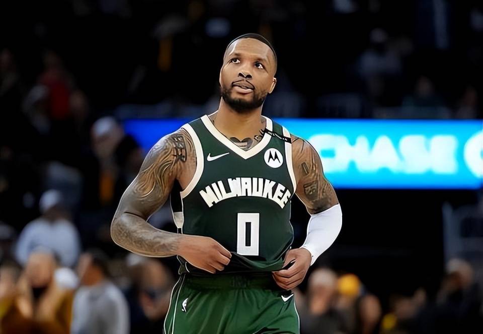 开拓者横扫黄蜂，利拉德独得32分