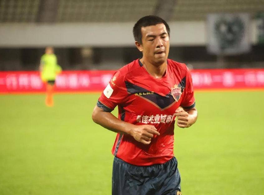 青年球员接受老将点拨，备战态度诚恳丝毫不懈怠