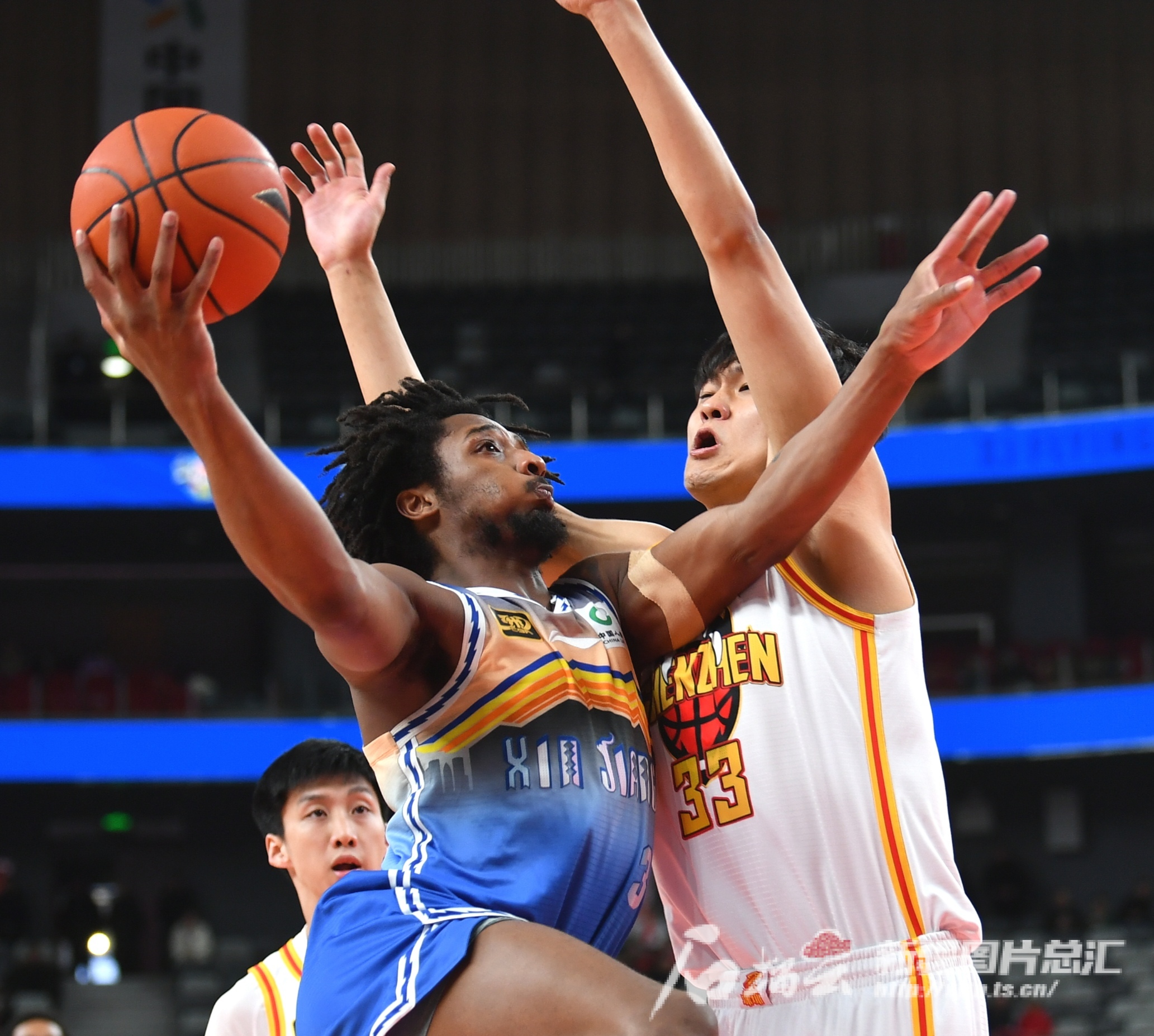 新疆男篮客场逆转南京队，夺得关键胜利